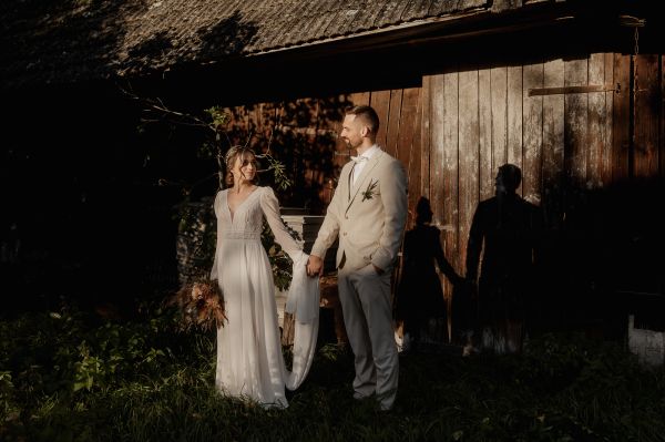 zapadajuce-slnko-svieti-na-mladomanzelov