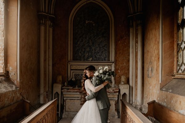 mladomanzelia-sa-objimaju