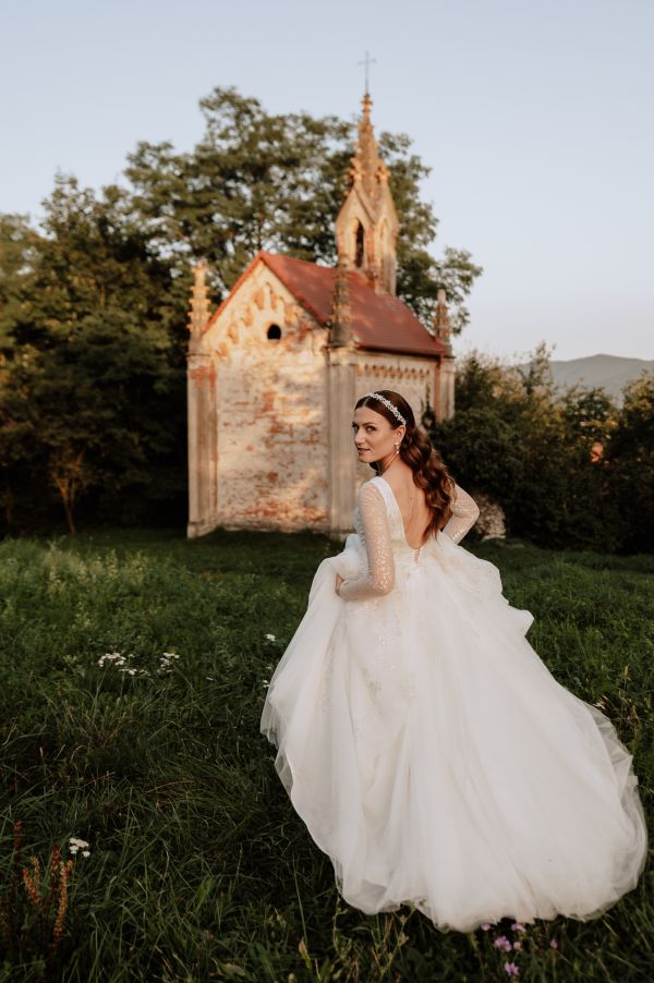 nevesta-bezi-po-luke