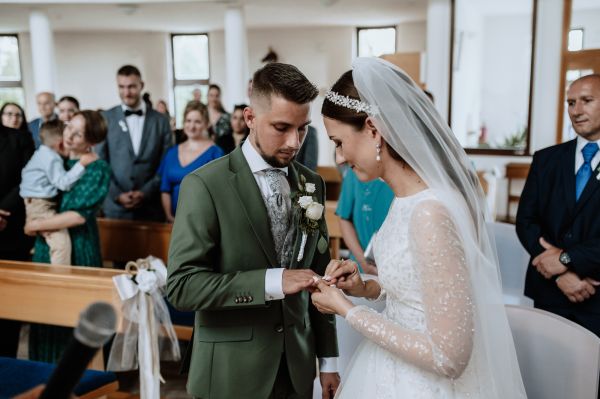 nevesta-navlieka-obrucku-zenichovi