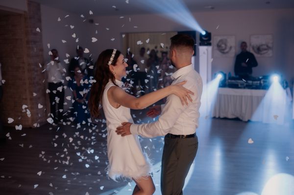 svadobne-konfety-pri-tanci