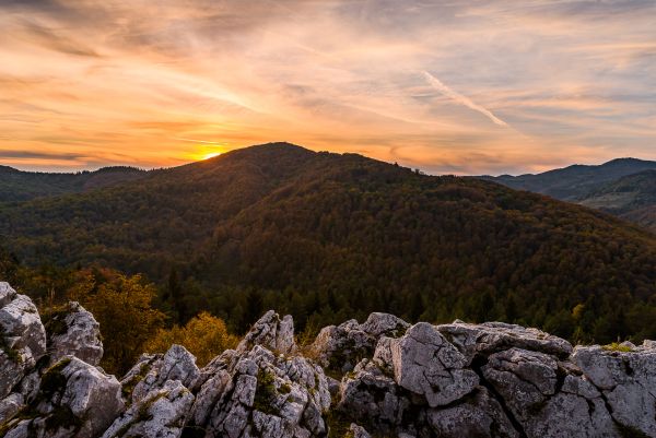 Jesenné hradisko Šimunky pri západe slnka - Dolná Mariková (Šimunske skaly )
