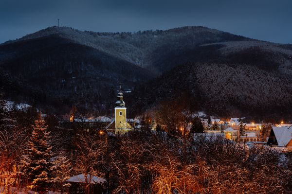 Kostol sv. Petra a Pavla v Dolnej Marikovej zima - Nočná fotografia ( dlhá expozícia )