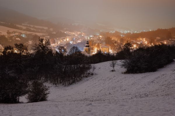 Kostol sv. Petra a Pavla v Dolnej Marikovej zima - pred Východom slnka 