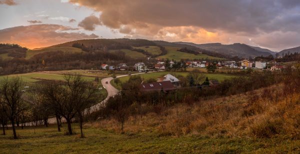 Panoráma obce Hatné západ slnka 