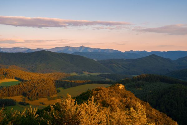 výhľad na vrch Kľak z obce Kostolec 