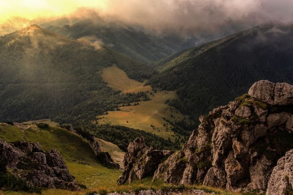 Pohľad z Veľkého Rozsutca na sedlo Medziholie