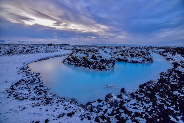modrá lagúna na Islande -Blue Lagoon je príkladom unikátneho vzťahu medzi prírodou a vedou. Je to geotermálna morská voda, ktorá má liečivé účinky na človeka.