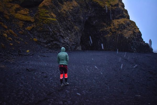 Reynisfjara sopečná pláž s čiernym pieskom , Vík Island